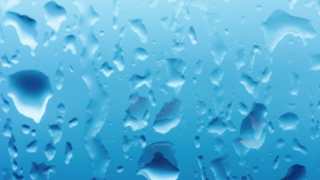 Gotas-de-lluvia-de-lapso-de-tiempo-en-un-vidrio-de-la-ventana.-Textura-de-agua-cerca.-Cine-Loop