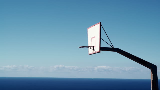 Canasta-de-baloncesto-sobre-fondo-de-cielo-azul