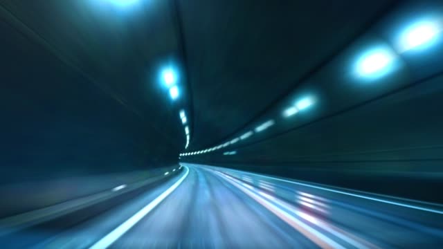 Movimiento-de-velocidad-en-el-túnel-del-camino