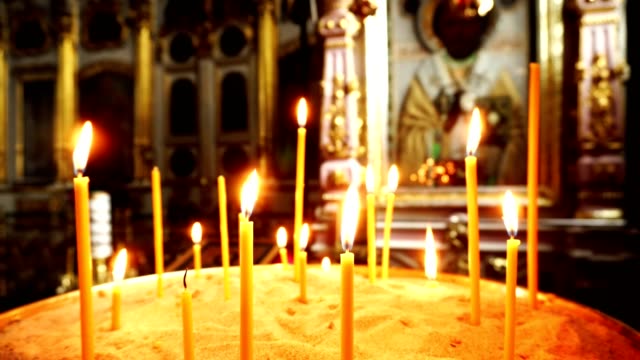 Kamerafahrt.-Video-von-brennenden-Kerzen.-Im-Hintergrund,-das-Symbol-mit-dem-Heiligen-Antlitz.