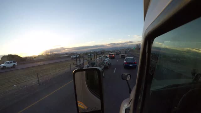Editorial---tráfico-de-tiempo-lapso---semi-camión-Exterior---Denver,-Colorado