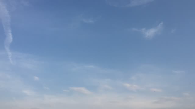 Weiße-Wolken-verschwinden-in-der-heißen-Sonne-am-blauen-Himmel.-Rundkurs-beinhaltet-Zeit-verfallen-Bewegung-durch-einen-wunderschönen-blauen-Himmel-Wolken-gesichert.-Time-Lapse-Bewegung-Wolken-Sonne-und-blauen-Himmelshintergrund.