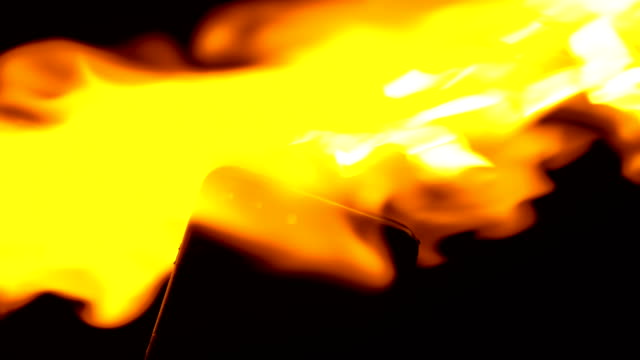 Altes-Smartphone-brennen-in-Feuer-Flammen