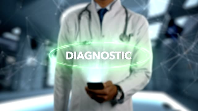 DIAGNÓSTICO---hombre-Doctor-con-el-teléfono-móvil-se-abre-y-toca-holograma-tratamiento-palabra