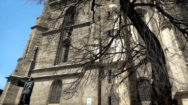Filmmaterial-der-gotischen-Architektur,-die-Schwarze-Kirche-in-Kronstadt,-Rumänien,-Johannes-Honterus-Statue,-kippen