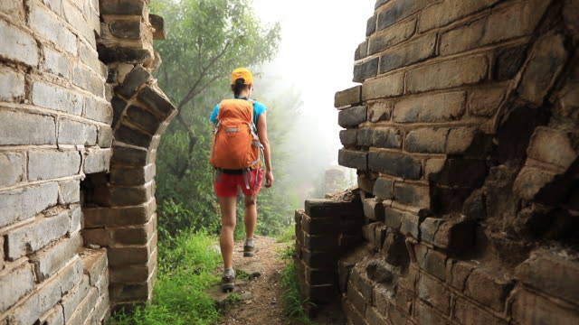 Hiker-mujer-trekking-por-la-gran-muralla-sin-restaurar