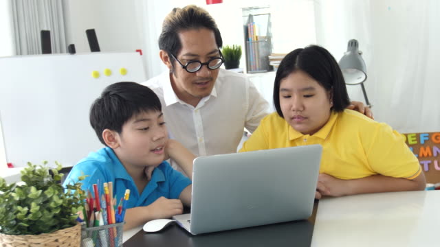 Kinder-in-der-Klasse-lernen-auf-Laptop-Computer-mit-Lehrer-Tutor.-4K-Zeitlupe-asiatischen-Kind-lernen-mit-Lehrer-zu-Hause.