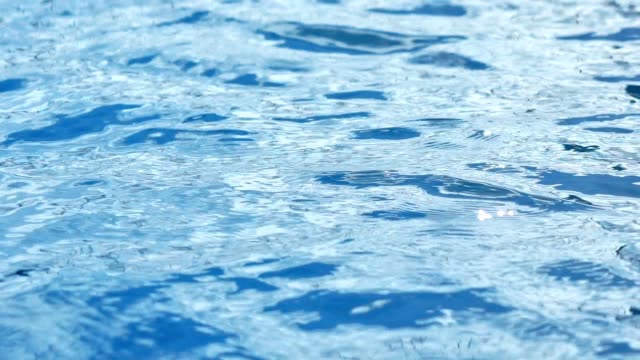 Superficie-tranquila-de-alto-ángulo-de-puro-agua-transparente-de-la-piscina-o-el-mar-o-el-océano