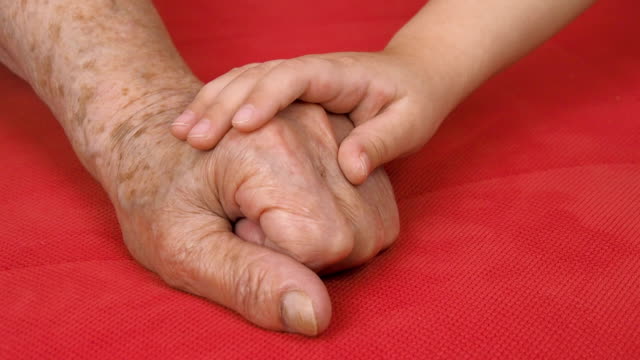 The-hand-of-the-elderly