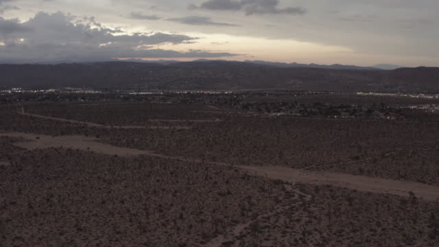 Den-Sonnenuntergang-in-der-Wüste-fliegen-über-Bäume-und-Sträucher