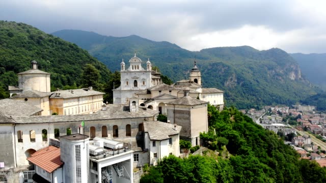 BIELLA,-Italien---7.-Juli-2018:-aero-Blick-von-schönen-Schrein,-komplexe,-große-Schloss-antiken-Tempel,-Heiligtum-befindet-sich-in-Bergen-in-der-Nähe-der-Stadt-Biella,-Piemont,-Italien.-Sommer