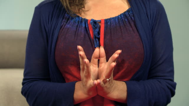 Weibchen-in-Meditation-sucht-Erleuchtung,-Hände-Lotus-Mudra-Augen-geschlossen-und-offen