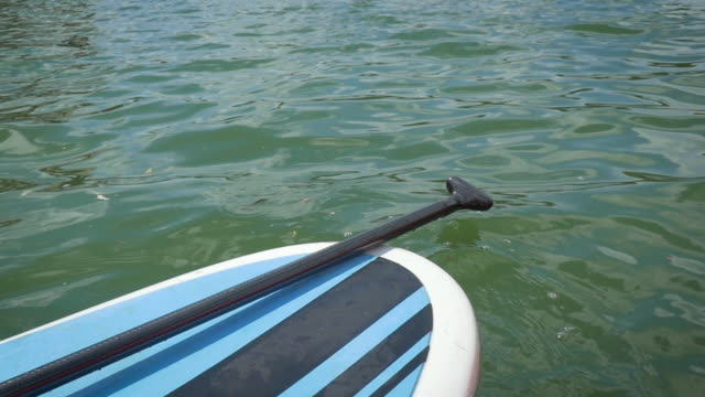 Stand-Up-Paddle-Board-an-einem-See-in-Zeitlupe