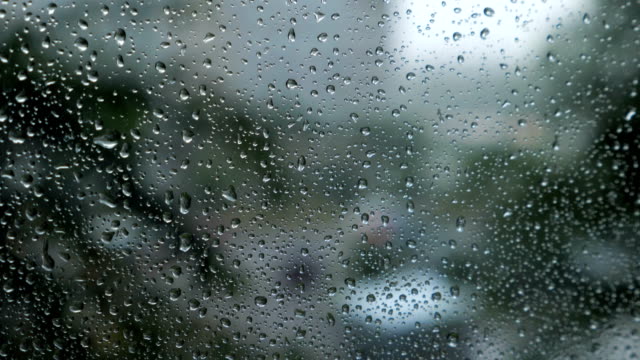 Verkehrsansicht-durch-ein-Auto-Windschutzscheibe-bedeckt-Regen-für-den-Hintergrund-unscharf.