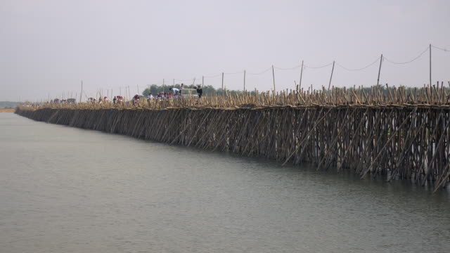 Stau-auf-der-Bambusbrücke-über-den-Mekong-Fluss.-Motorräder-und-Autos-überqueren-(Zeitraffer)