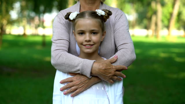 Reife-Dame-umarmt,-kleines-Mädchen,-sozialen-Schutz-von-Kindern,-Familienbetreuung