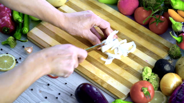 El-hombre-es-vegetales-de-corte-en-la-cocina,-cortar-cebolla