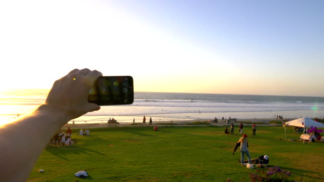 Punto-de-vista-sobre-el-selfie-de-tomar-la-foto-en-la-playa-en-Del-Mar-California-en-cámara-lenta-de-4K-60fps