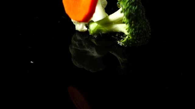 Mezcla-de-vegetales-de-coliflor,-brócoli-y-zanahorias.-Cámara-lenta.