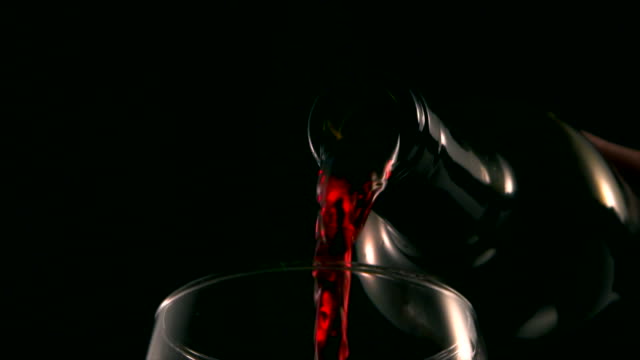 Extreme-Nahaufnahme-von-Rotwein-in-Glas-gegossen