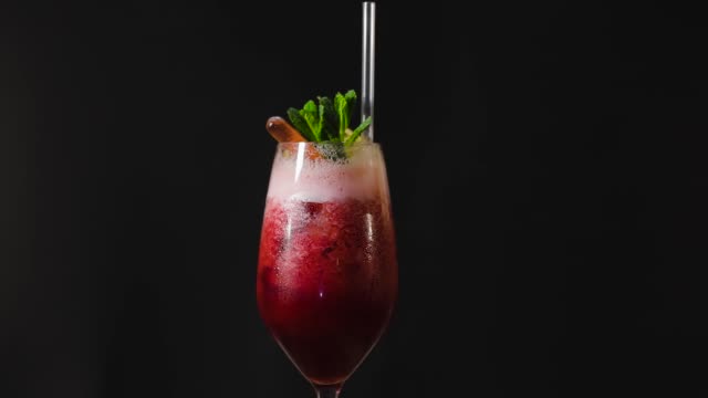 Rot-auf-schwarzem-Hintergrund,-cocktail-cocktail-dreht-auf-schwarzem-Hintergrund,-alkoholischen-Cocktail-auf-schwarzem-Hintergrund