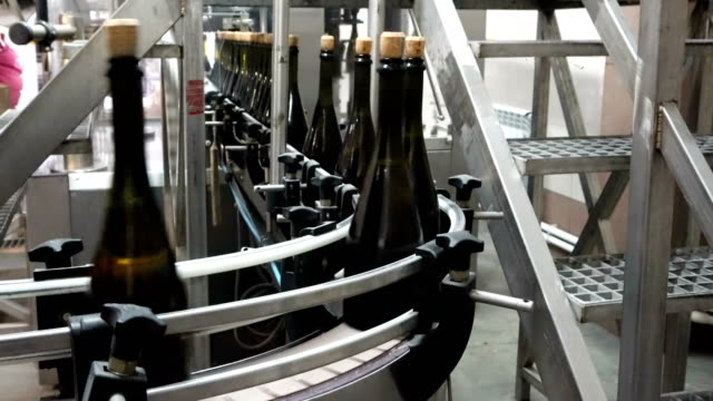 Die-Linie-zum-füllen-und-verschließen-das-Band-in-einer-Fabrik-Champagner