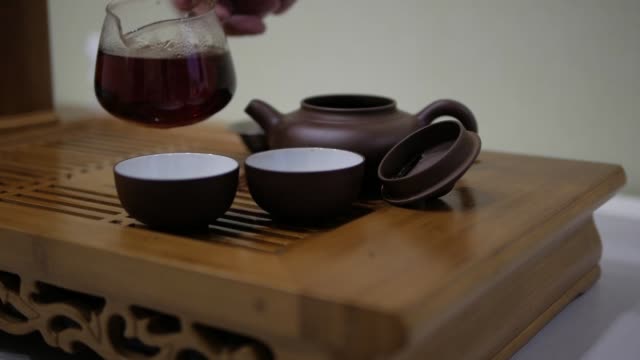 Ich-gieße-Tee-aus-Chahai-in-Schalen.-Chinesische-Tee-Zeremonie.