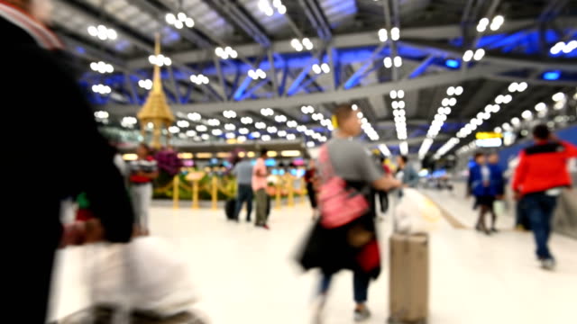 4K-lapso-Hyper-defocused-paseo-por-pasajeros-al-mostrador-de-facturación-en-la-terminal-del-aeropuerto-de-Suvarnabhumi-de-Bangkok