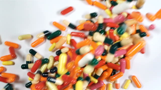 Un-montón-de-colores-de-fondo-las-pastillas-o-medicamentos.-Muchos-medicamentos-en-la-mesa.-Kit-de-primeros-auxilios-con-las-píldoras.-Farmacia-con-medicamento.