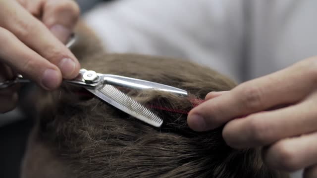 Men's-hairstyling-and-haircutting-in-barber-shop-or-hair-salon-in-slow-motion