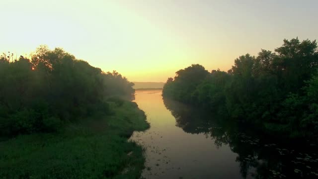 Luftaufnahme-des-Flusses-bei-Sonnenaufgang