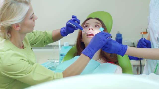 Dringende-Behandlung-von-Zahnschmerzen-in-Zahnarztpraxis.-Behandlung-von-kranken-Zahn-Zahnarzt