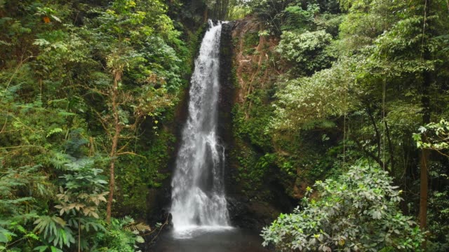 Wasserfall-und-Dschungel-in-Bali,-Indonesien.-Luftaufnahme-des-großen-Wasserfall