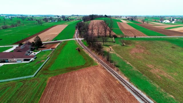 Tren-de-pistas-por-las-tierras-de-labrantío-Amish-por-Drone