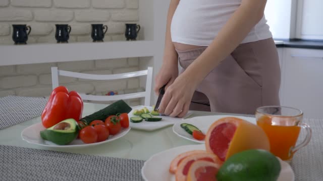 alimentos-naturales-para-el-embarazo,-maternidad-niña-con-abdomen-grande-es-cocinar-ensalada-útil-para-almuerzo-sabroso-saludable-de-verduras-frescas