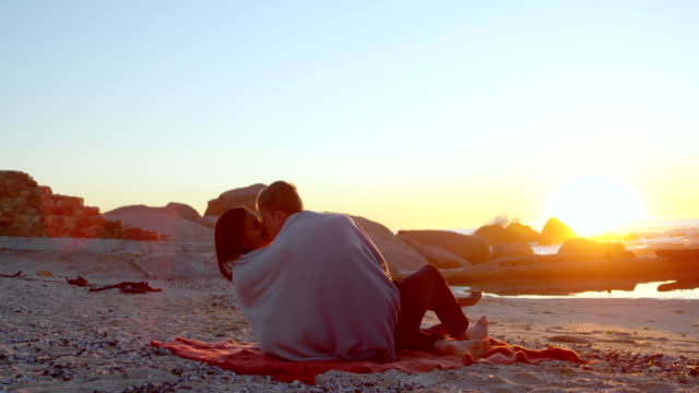 Romántica-pareja-besándose-en-la-playa-4k