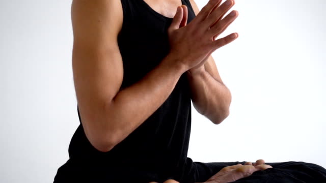Hombre-meditando-en-posición-de-loto