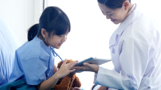 Arzt,-kleines-Mädchen-im-Krankenhaus,-kleines-Mädchen,-die-ich-auf-Tablet-mit-Arzt-zusammen-im-Krankenhaus-zu-besuchen.-Menschen-mit-Technik,-Gesundheits--und-medizinische-Konzept.