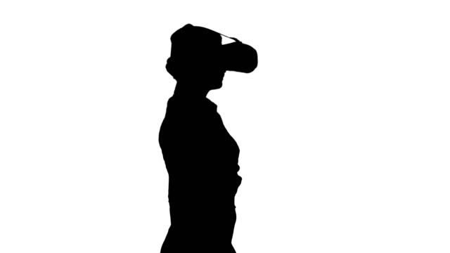 Silhouette-Frau-VR-Kopfhörer-zu-Fuß