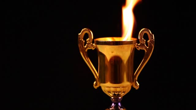 Goldschale-Feuer-Flamme-dunklen-Hintergrund-HD-Filmmaterial