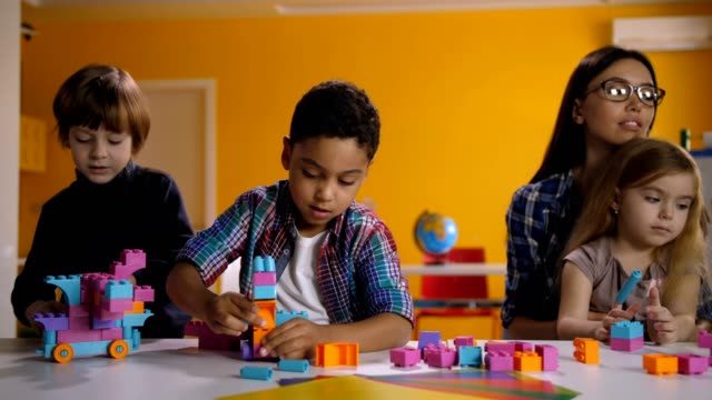 Children-building-with-bright-constructing-bricks