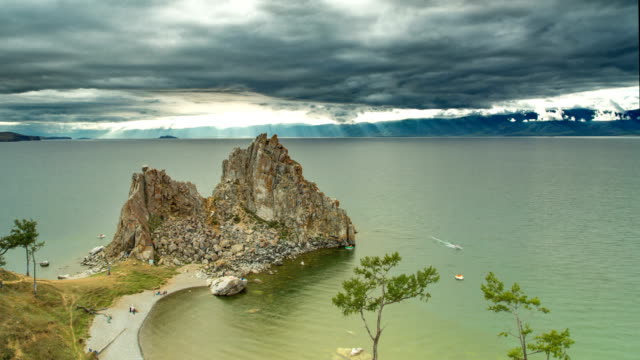 Blick-auf-den-Baikalsee-Bay-Schamanka-im-bewölkten-Tag.