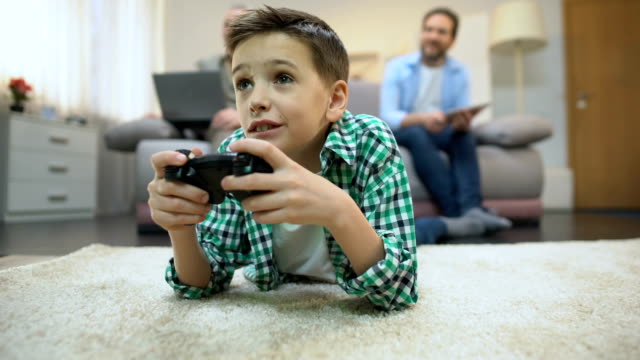 Niño-preadolescente-jugando-videojuego,-papá-y-abuelo-sonriendo,-ocio-y-Hobby