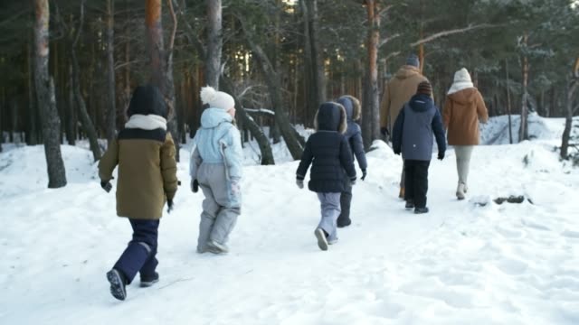 Family-Hiking-in-Snowy-Pine-Forest