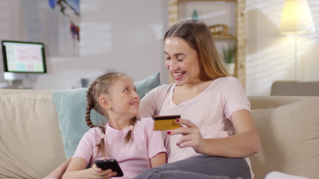Mutter-und-Tochter-einkaufen-mit-Smartphone-Anwendung
