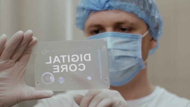 El-médico-utiliza-la-tableta-con-el-texto-Digital-Core