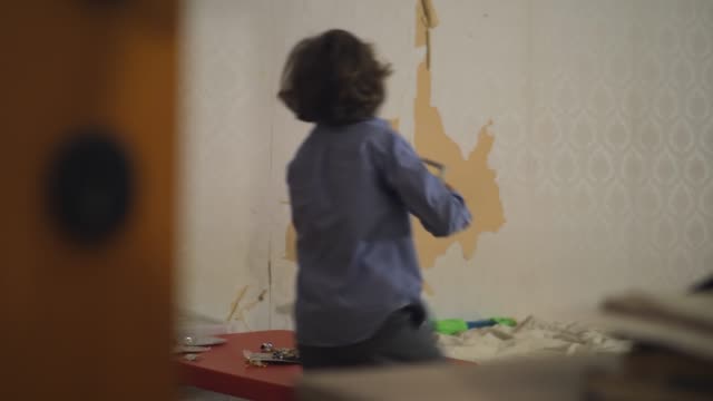 Niño-jugando-codo-de-juguete-en-casa