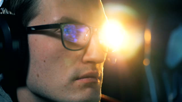 Gesicht-eines-Mannes-in-brille,-der-ein-Computerspiel-aus-nächster-Nähe-spielt