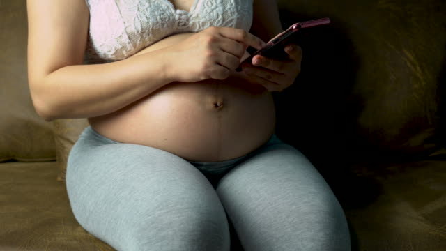 Schwangere-Frauen-betrachten-Bilder-von-Babys-aus-Ultraschall.