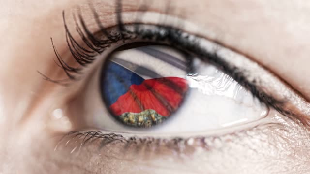 mujer-ojo-verde-en-primer-plano-con-la-bandera-de-la-República-Checa-en-el-iris-con-el-movimiento-del-viento.-concepto-de-vídeo